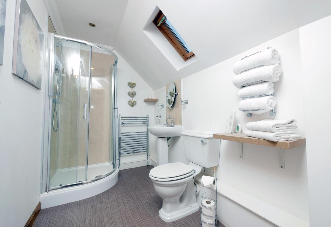 Deluxe Double Room Shower