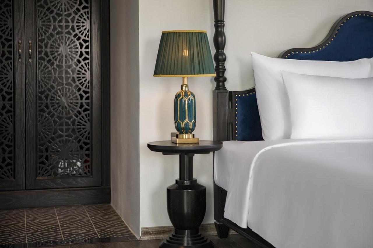 Suite con cama grande y balcón