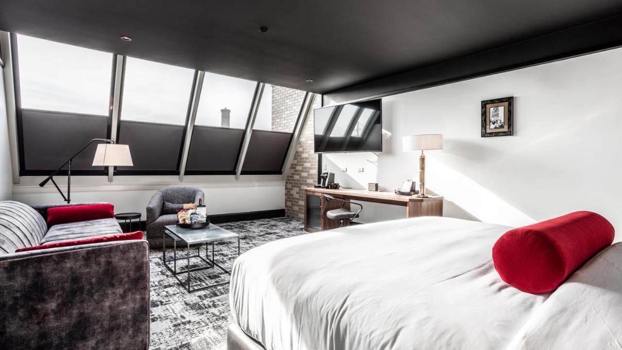 Habitación con cama extragrande.