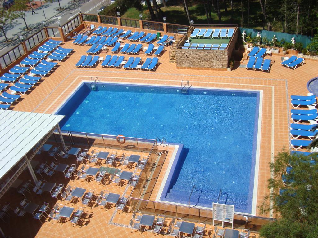Habitación Doble (1 o 2 camas) con vistas a la piscina - 2 adultos y 1 niño
