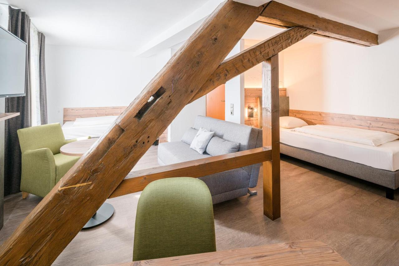 Tweepersoonskamer met 2 Aparte Bedden en Douche