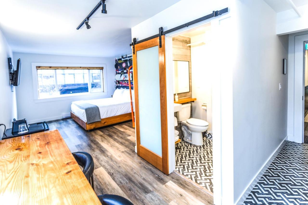 Designer Room, King Bed, Kitchenette, Mountain View
