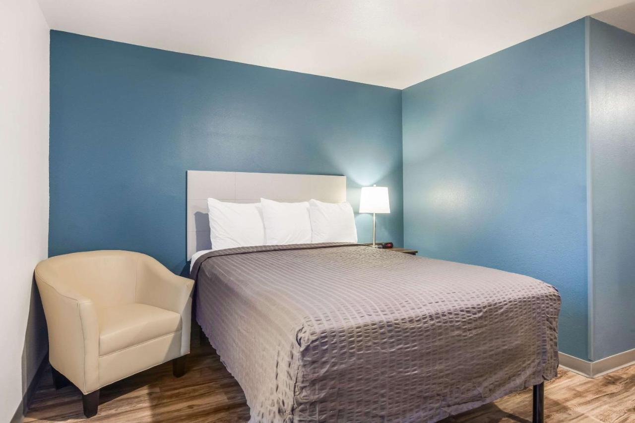 Queen Room with Roll-In Shower - Accessible/Non-Smoking