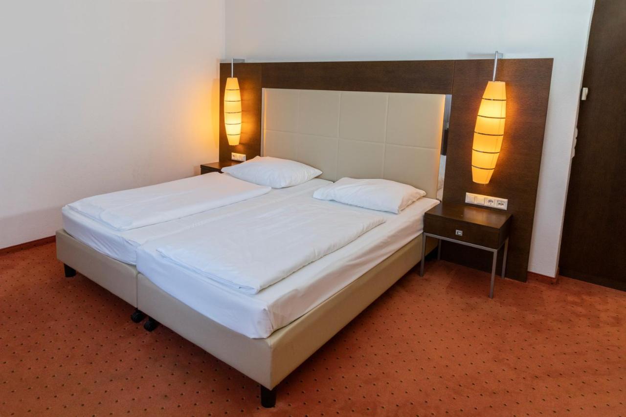 Großes Doppel- oder Zweibettzimmer mit Straßenblick