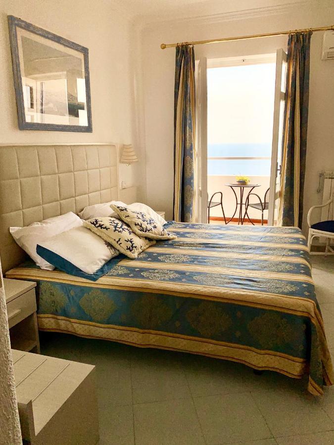 Deluxe Double Room with Balcony and Sea View