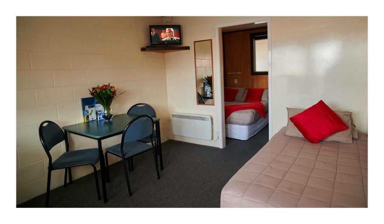Small Cabin with Kitchenette and Shared Bathroom (5 Guests)