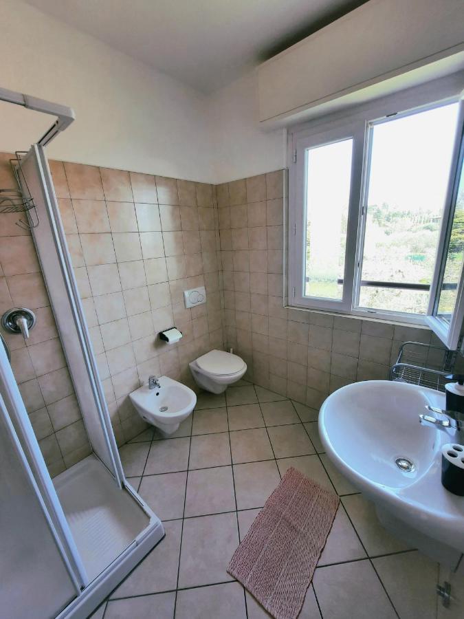 Dreibettzimmer mit Gartenblick