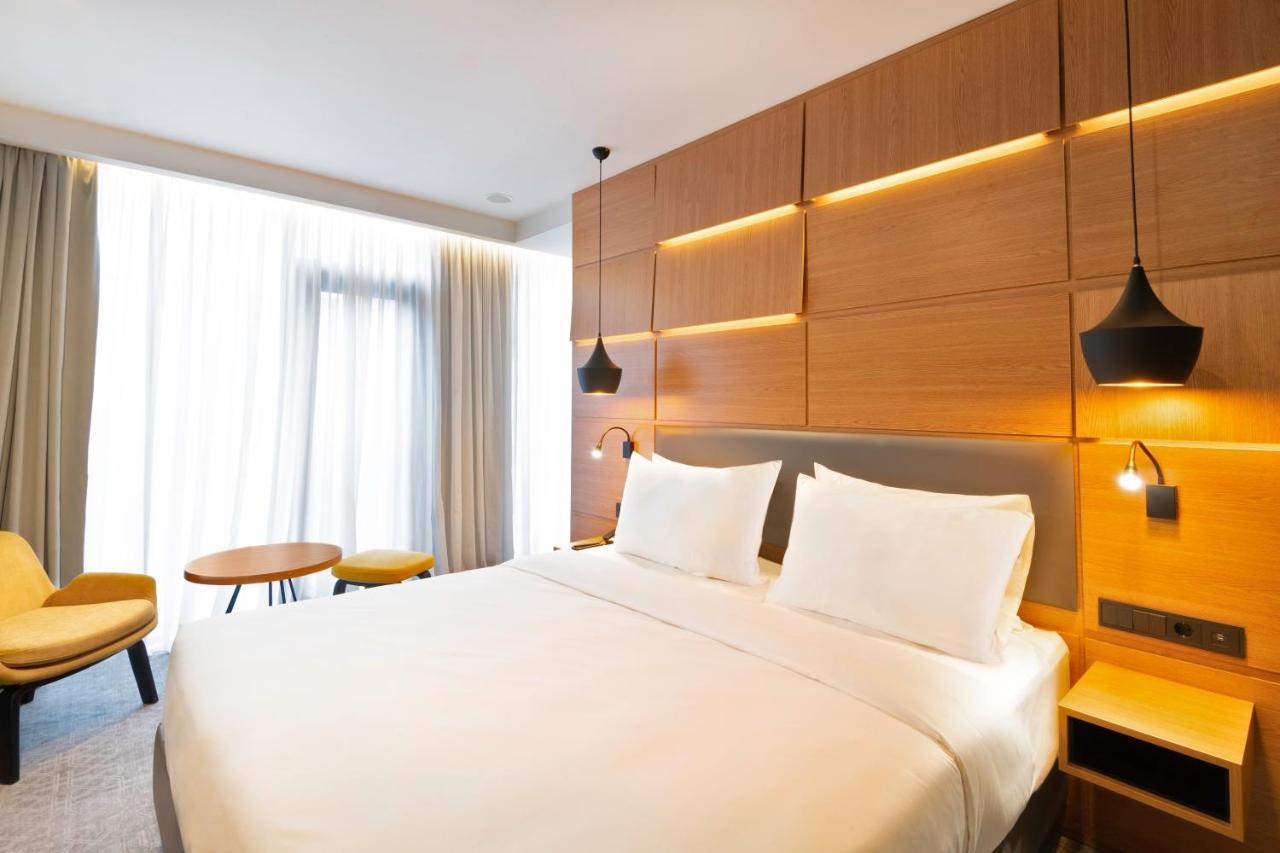One-Bedroom King Suite with Terrace Access