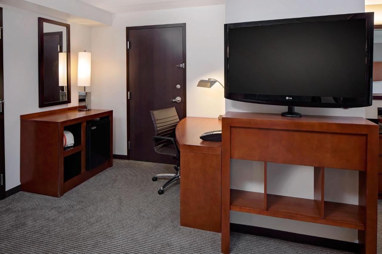 Habitación con cama extragrande y sofá cama