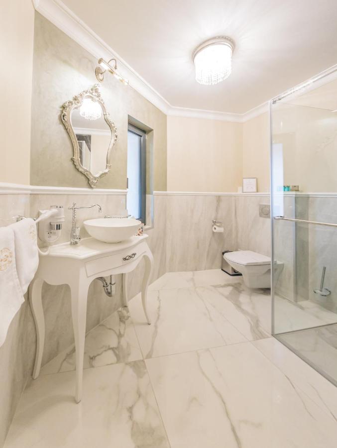 Habitación con cama grande