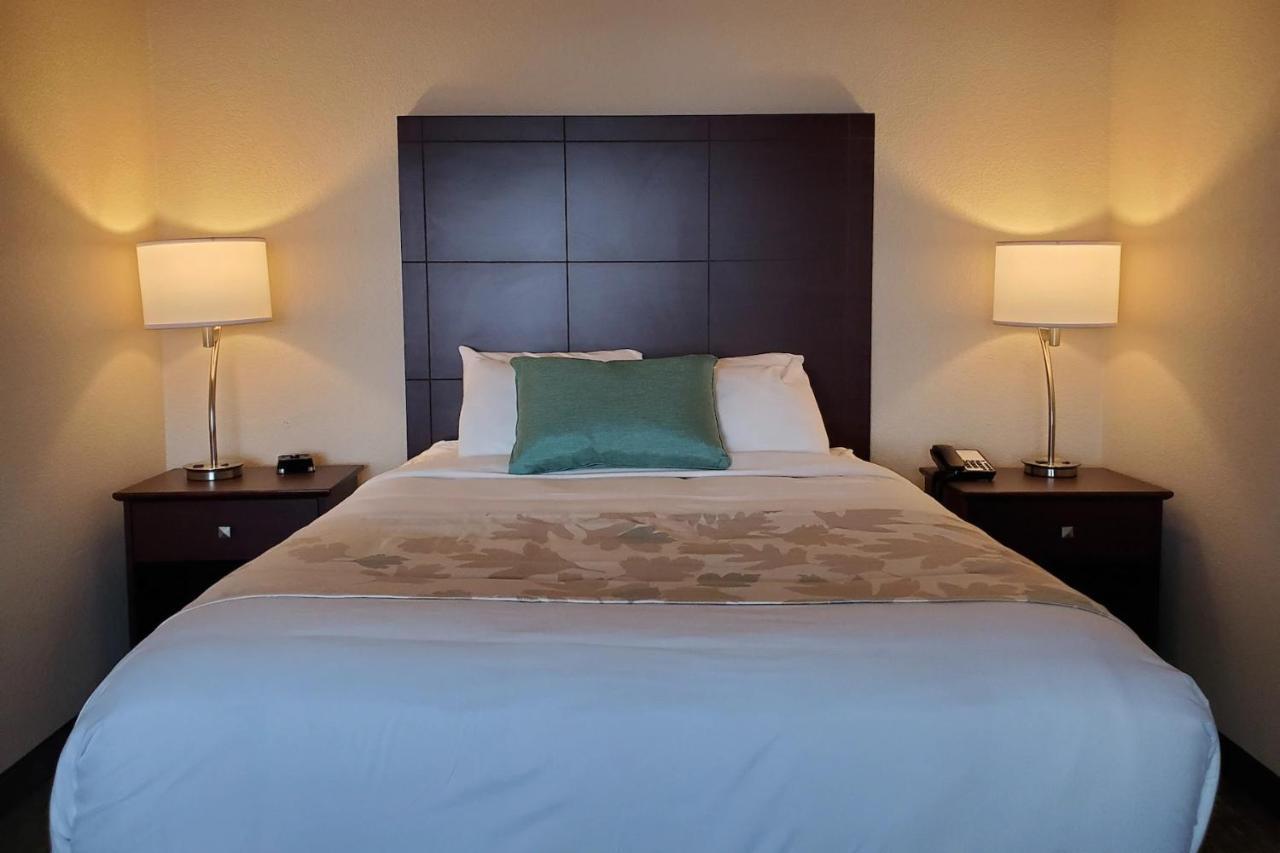 Deluxe Two Room Queen Suite - Disability Access - Non-Smoking