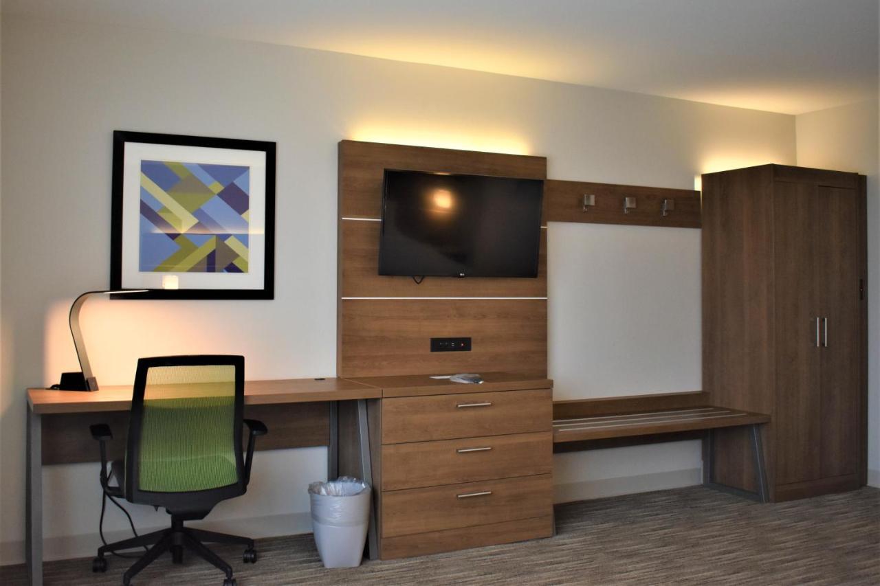 Room with Two Beds - Hearing Accessible - Non-Smoking