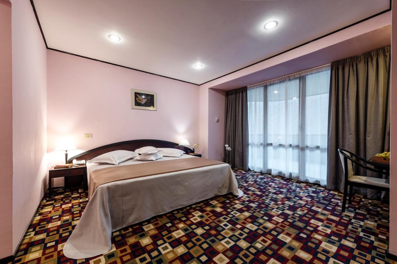 Suite with Mountain View