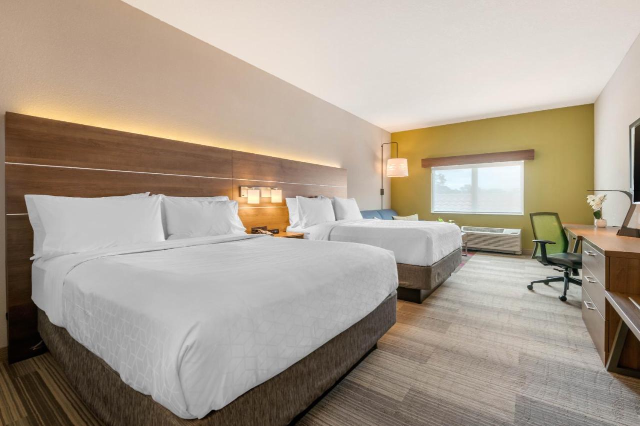 Queen Room with Two Queen Beds - Mobility Access Tub/Non-Smoking