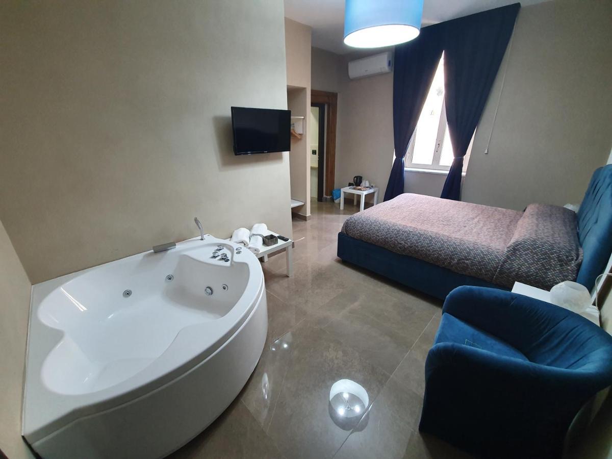 Habitación con cama grande y bañera de hidromasaje