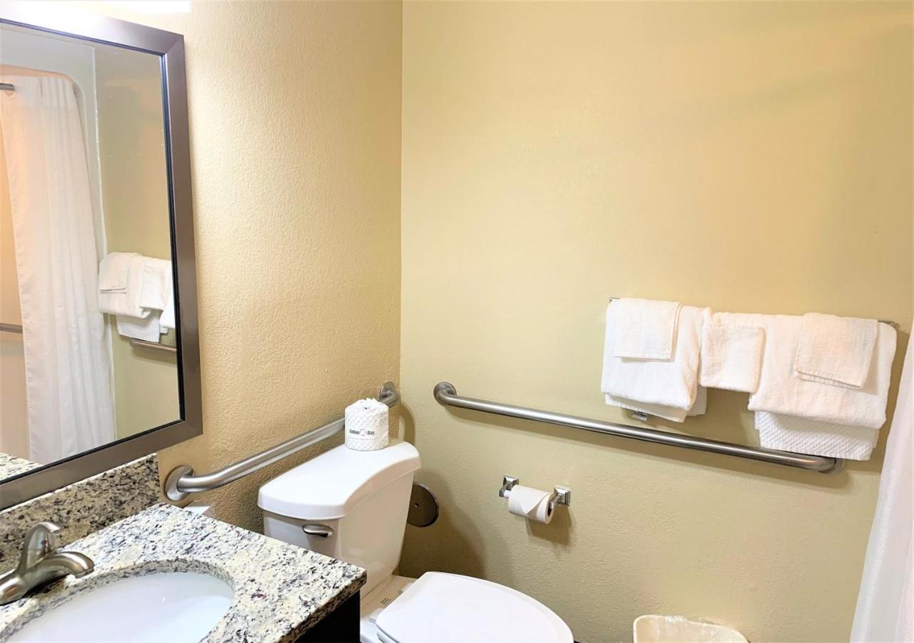 Queen Suite - Accessible/Non-Smoking