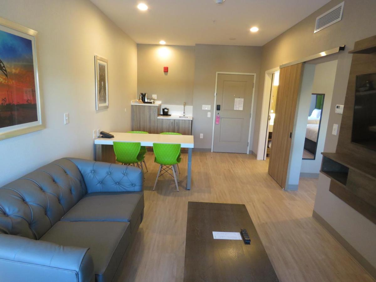 One-Bedroom King Suite - Non-Smoking