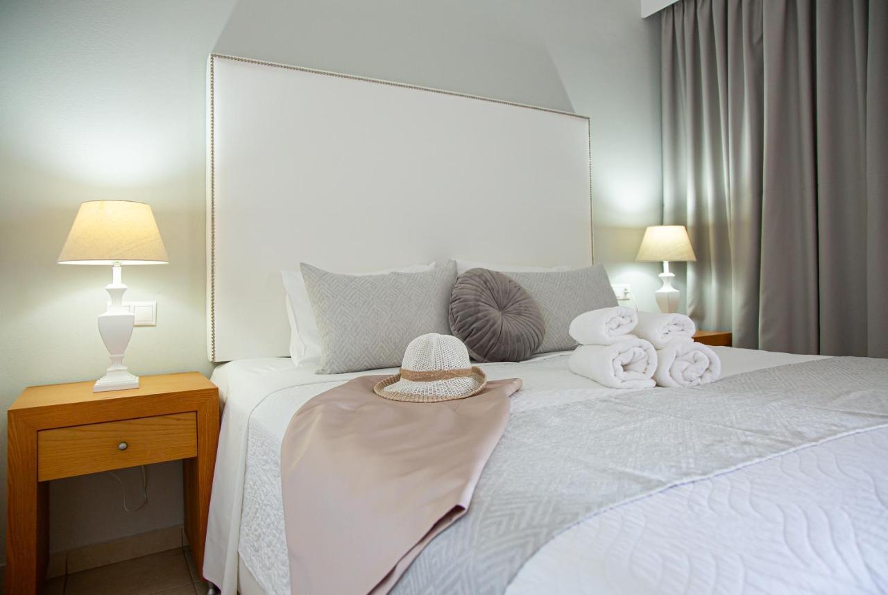 Luxury One-Bedroom Apartment Sea View