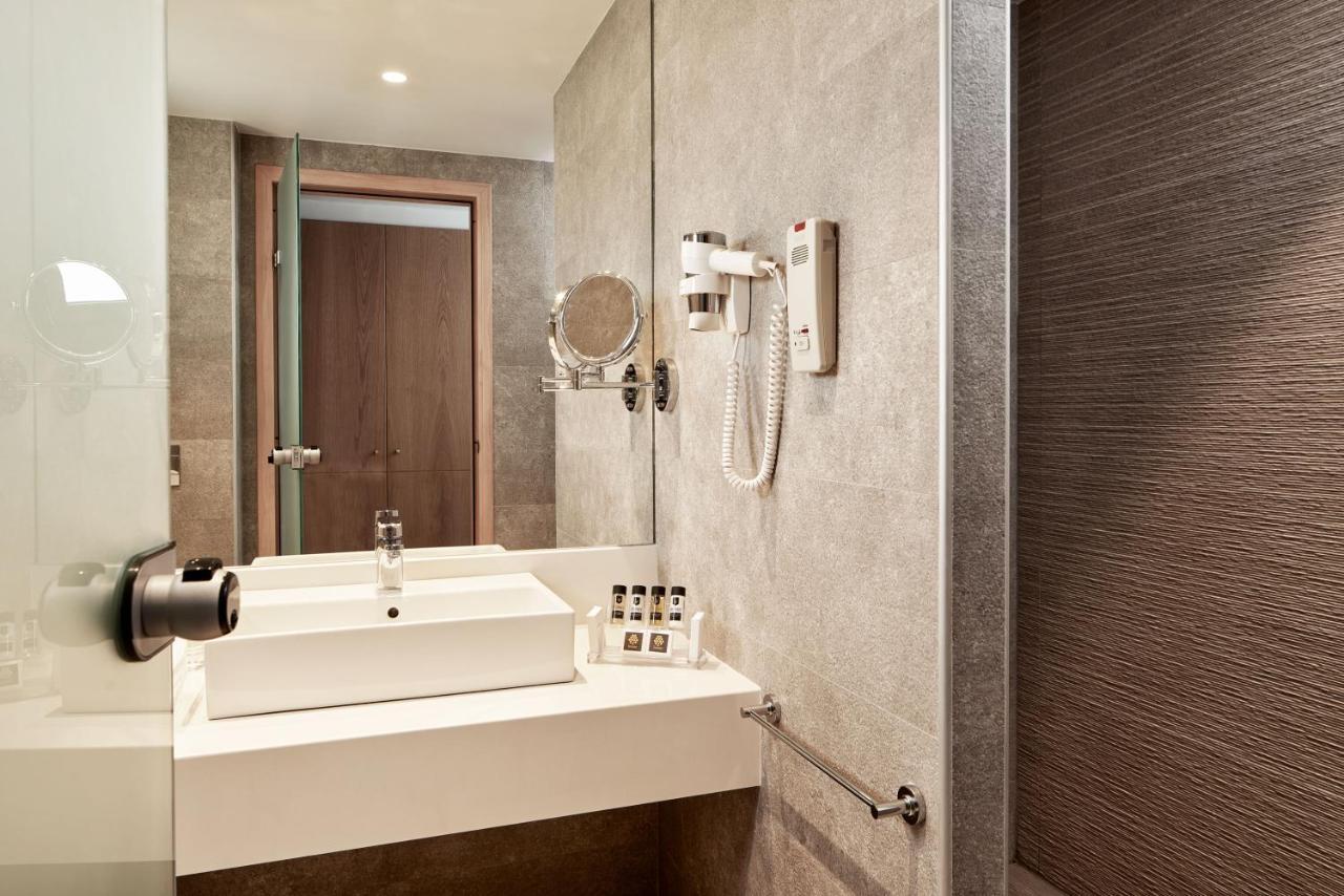 Double Swim Up Room,1539242977:JPEG