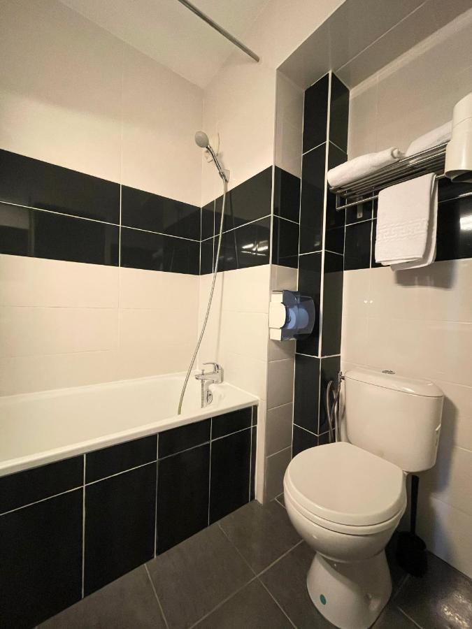 Zimmer mit 1 Doppelbett und 2 Einzelbetten