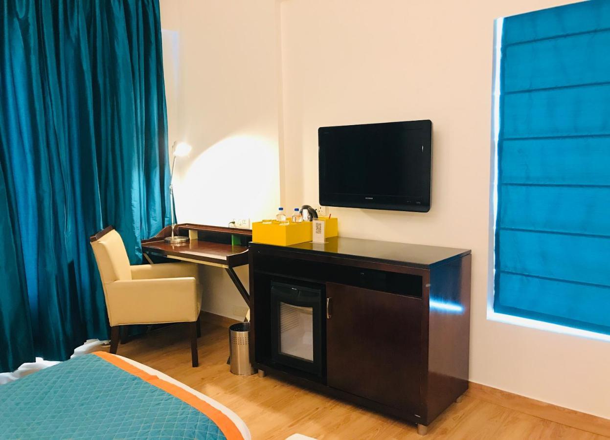 Deluxe room  - 1 King Bed - Garden View with Happy Hours-1+1 offer on Alcoholic Beverages, 15% Off on Laundry service, Complimentary In-Room Refreshments featuring Cookie Platter , 15% off on Food & Beverage services