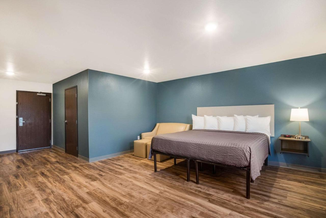 King Room with tub - Accessible/Non-Smoking
