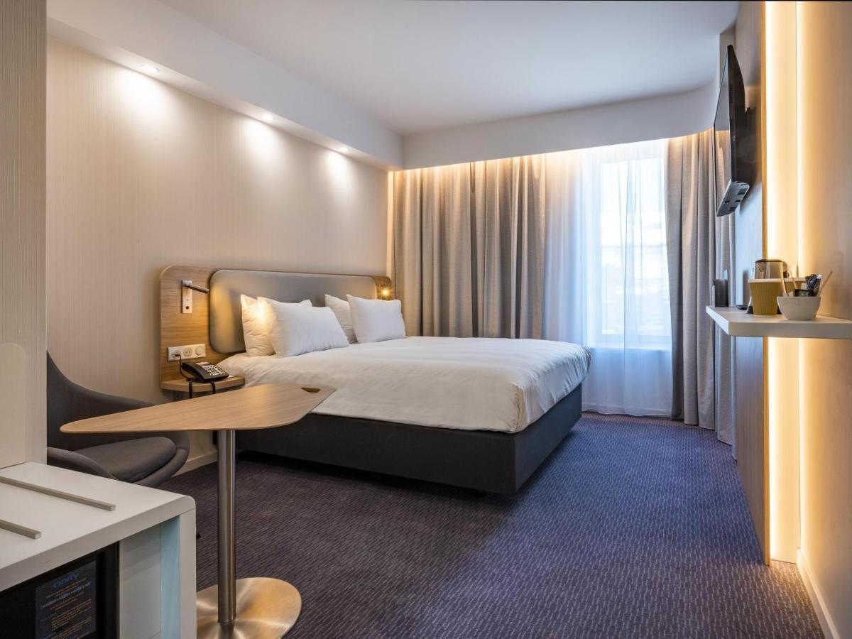 Standard Queen Room Accessible