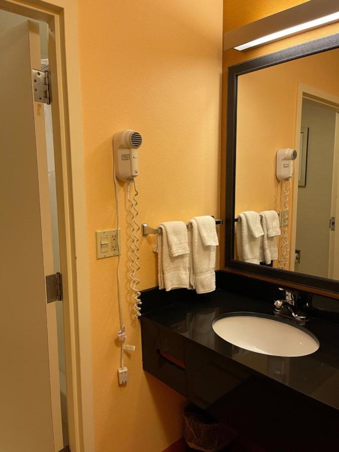Deluxe King Studio Suite - Non-Smoking