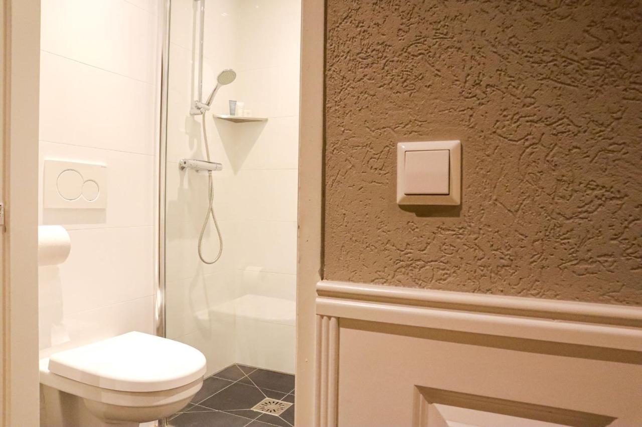 Budget Single Room with private bathroom in the hallway