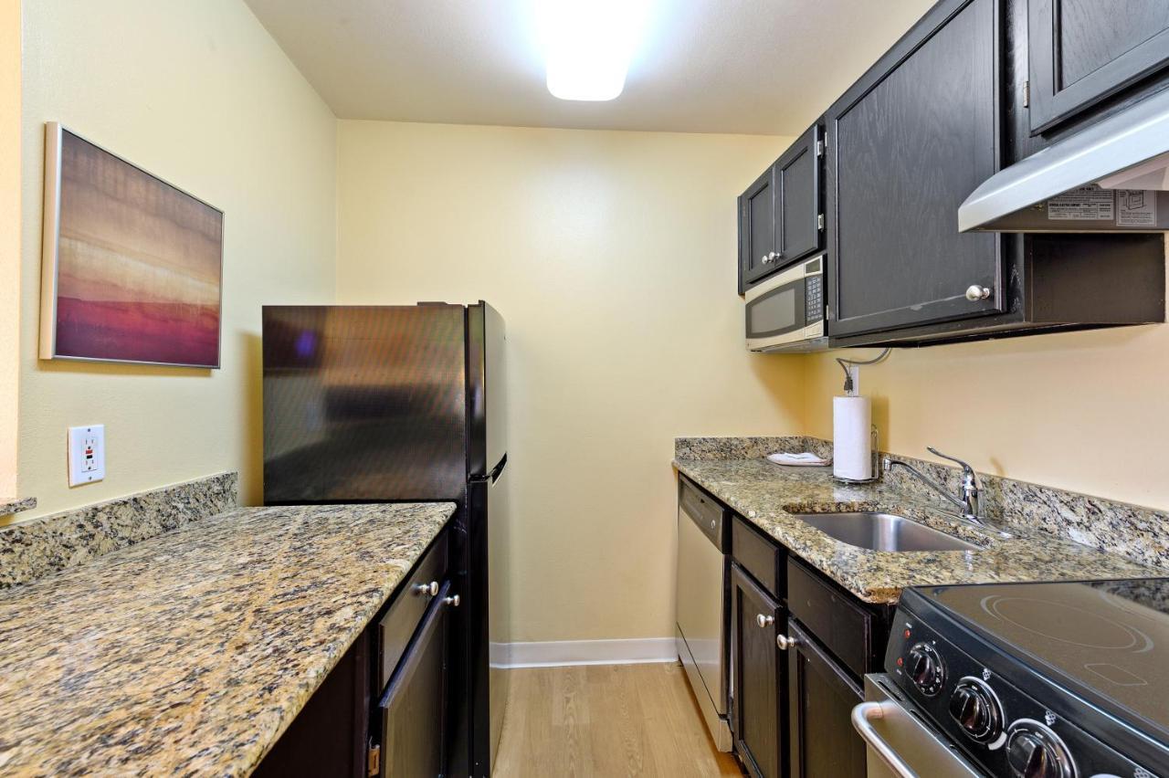 One Bedroom Suite with 1 Queen Bed - Non-Smoking