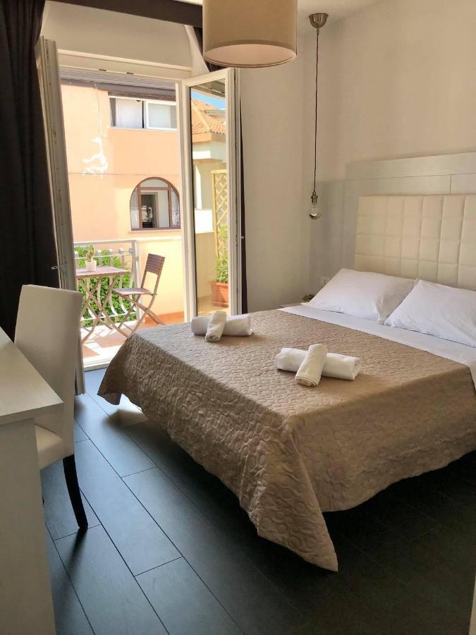 Deluxe Double Room with Side Sea View