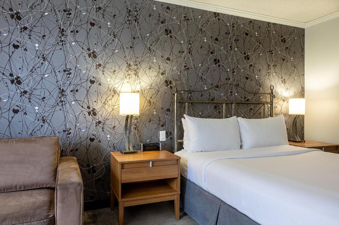 Comfort room with 1 Queen bed and sofa bed mountain view
