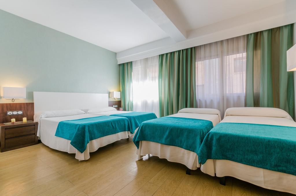 Tweepersoonskamer met 2 Extra Bedden (2 Volwassenen + 2 Kinderen)