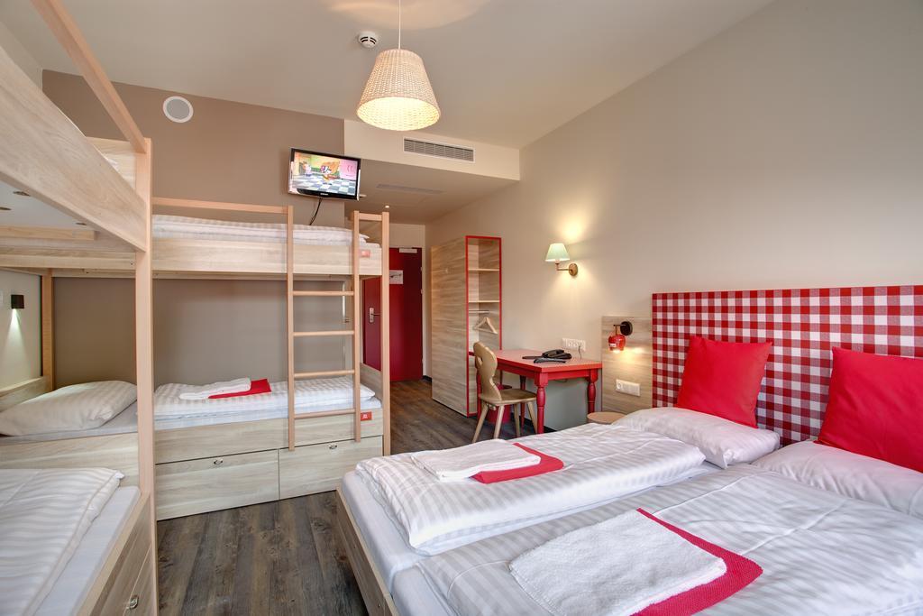6-Bed Room