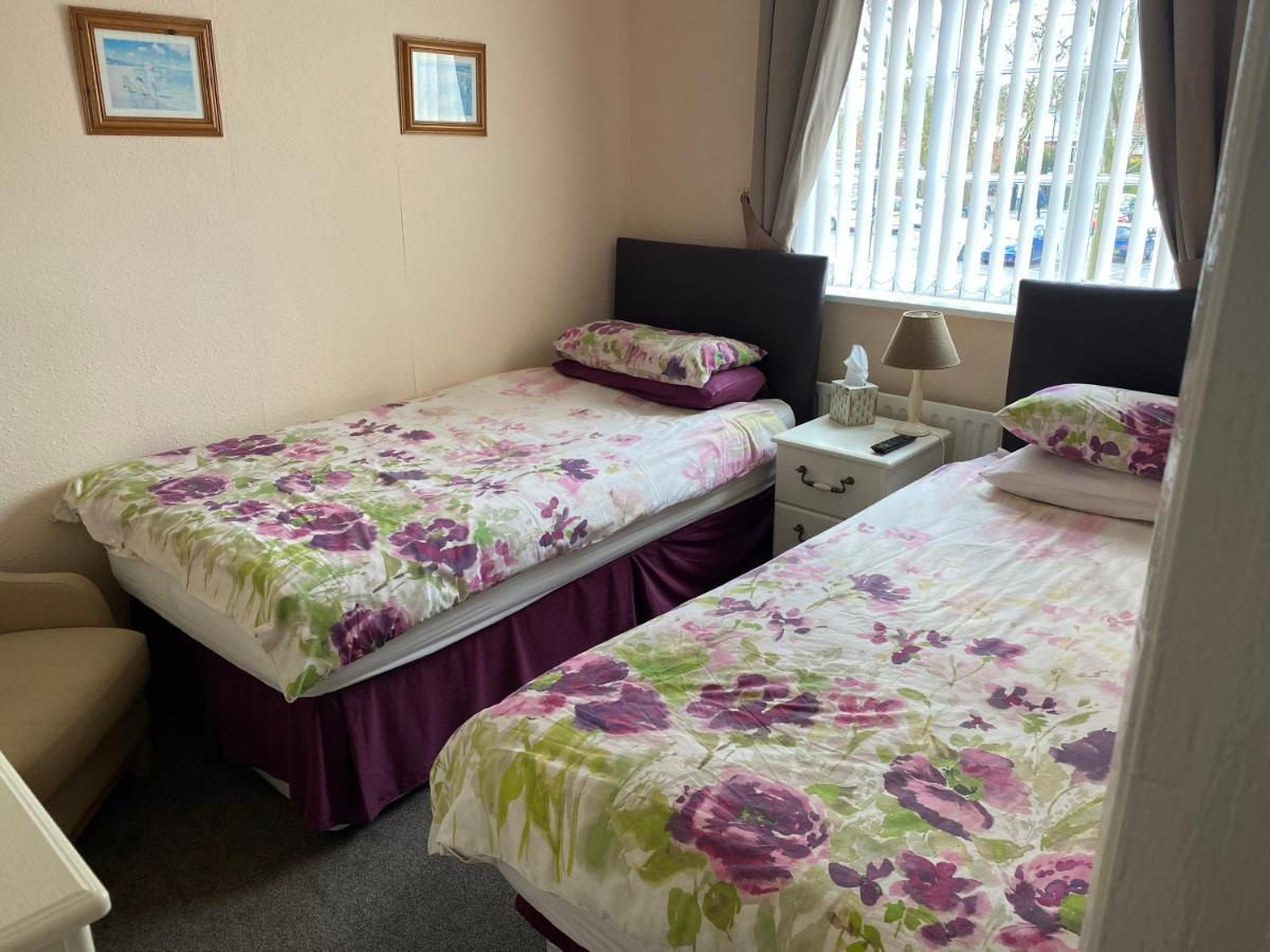 Twin Room with Shower