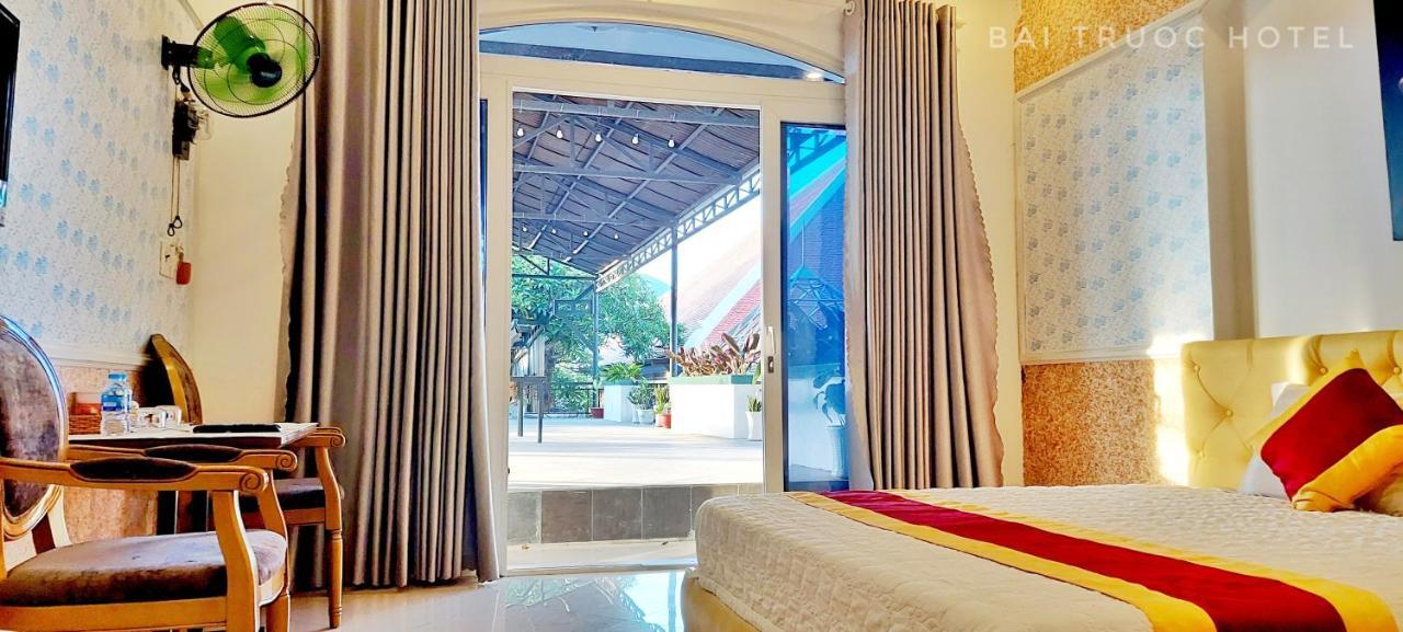 Zimmer mit Kingsize-Bett und Balkon