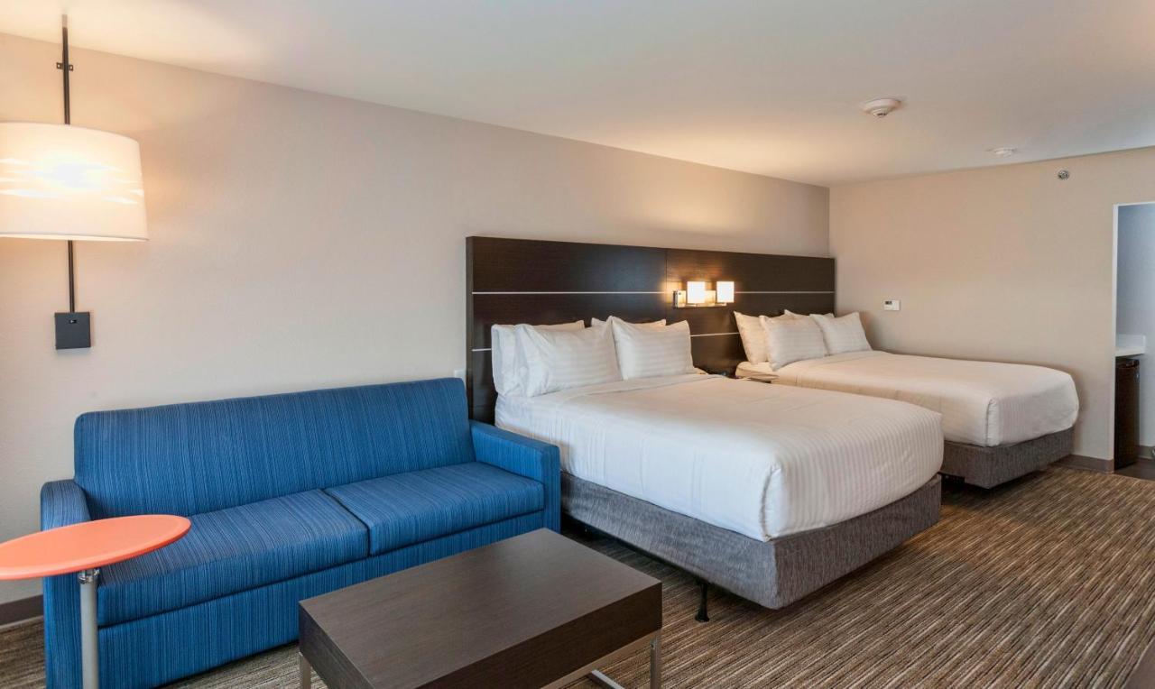 Queen Suite with Two Queen Beds