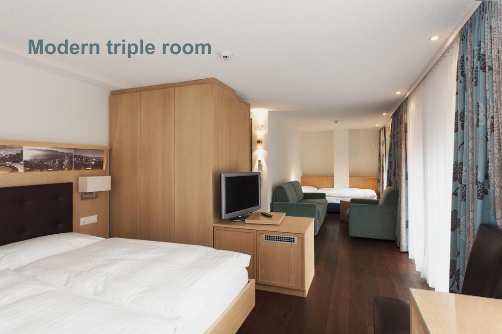 Modernes Dreibettzimmer