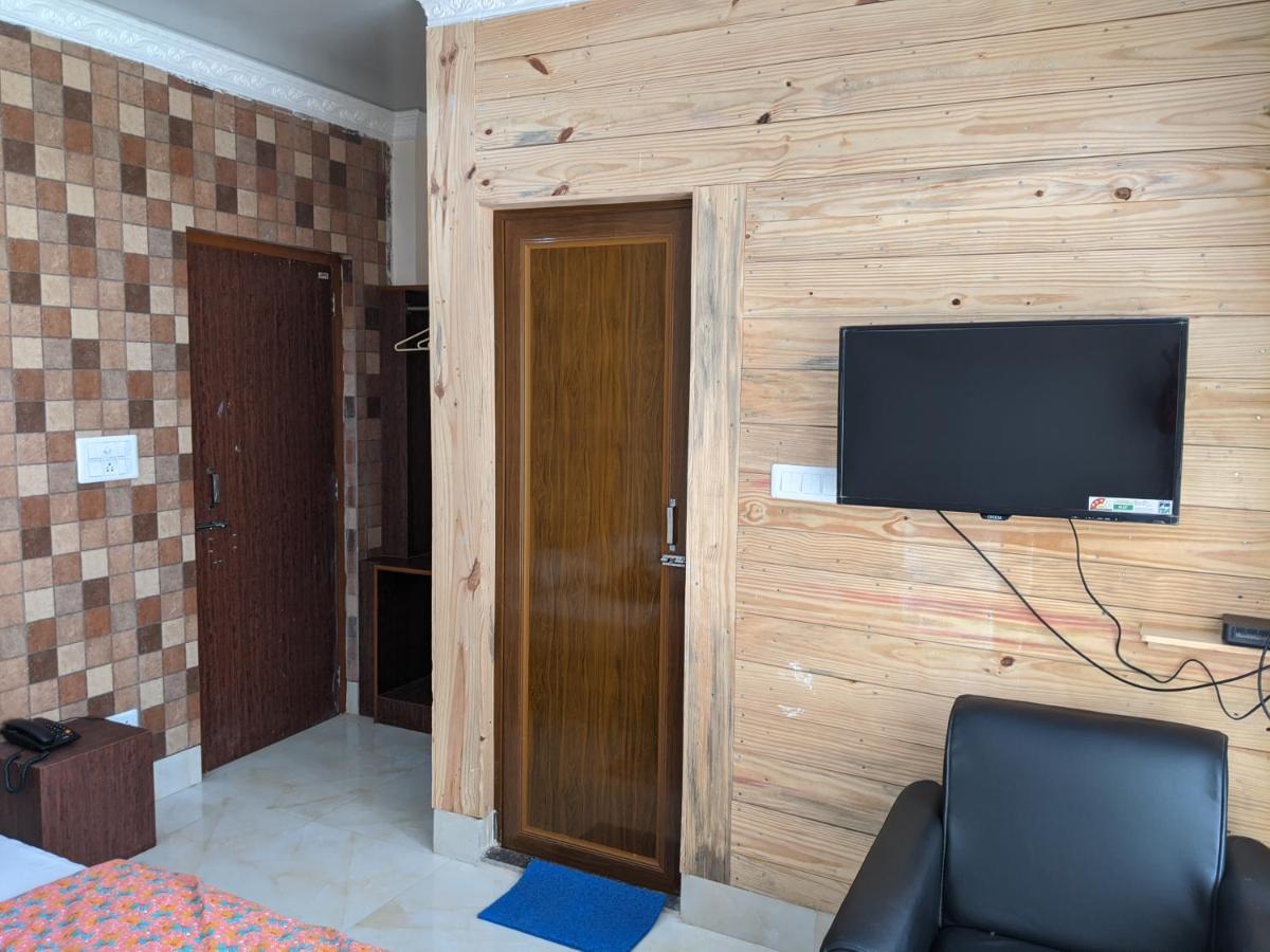 Double Room (10% off on Food & Beverage services & 10% off on Two-way Railway Station Transfer)