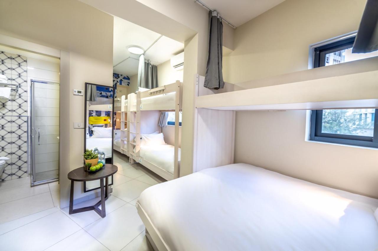 Large Family Room (2 Adults + 4 Children)