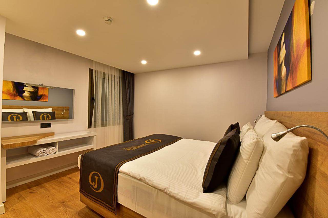 Three Bedroom Apartment Pool View