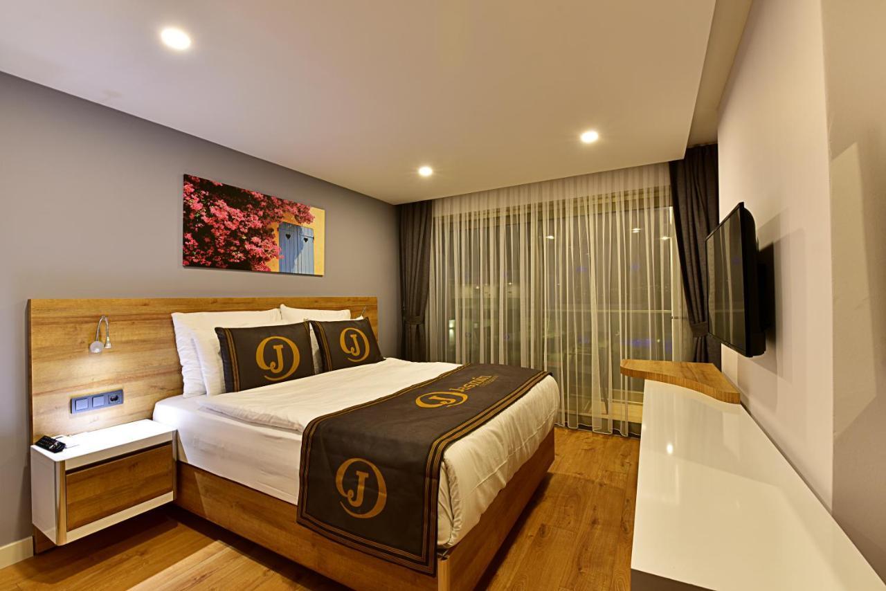 Three Bedroom Apartment Pool View