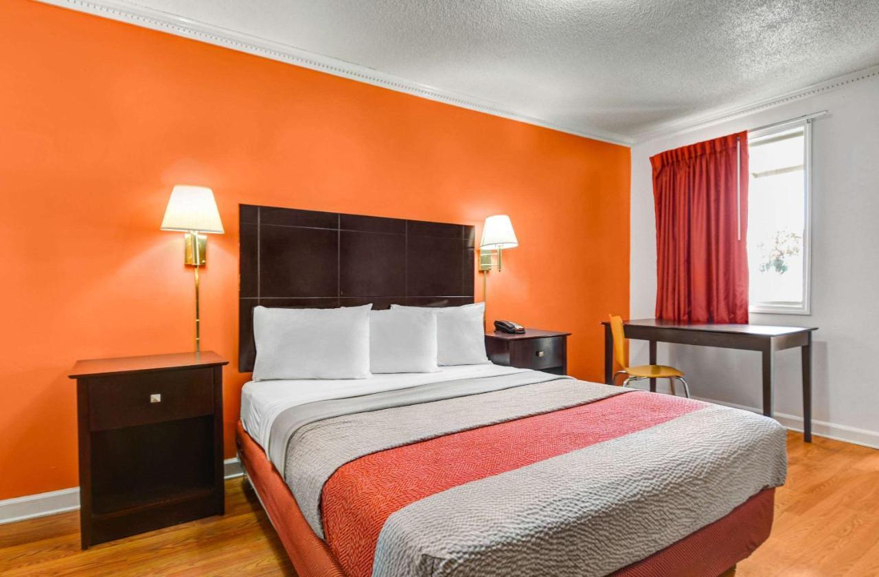 Deluxe Queen Room - Non-Smoking