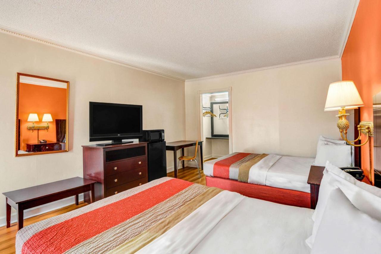 Deluxe Queen Room with Two Queen Beds - Non-Smoking