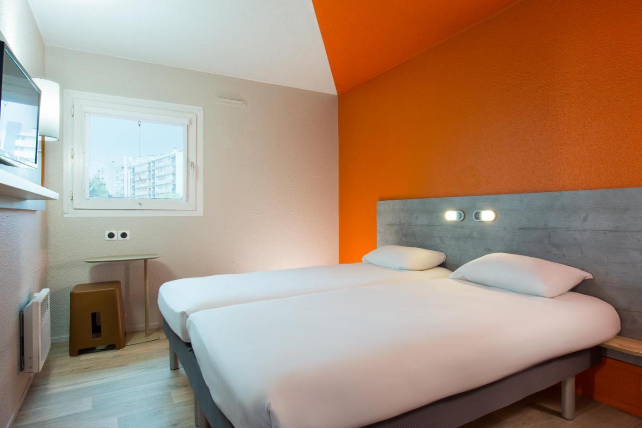 Room with 2 separate beds