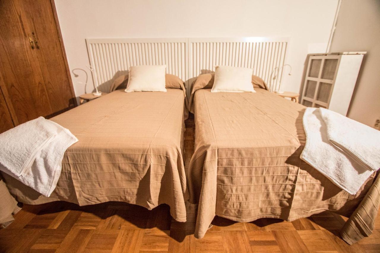 Tweepersoonskamer met 2 Aparte Bedden en Gedeelde Badkamer