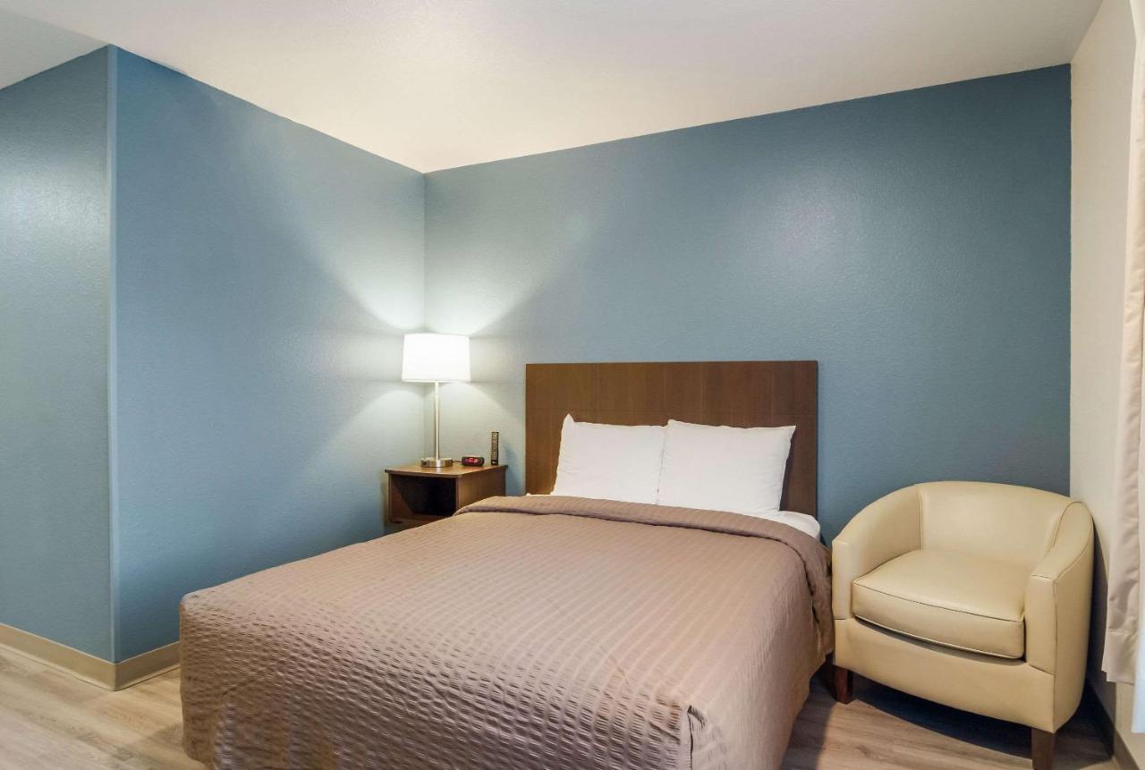 QUEEN SUITE W DISHWASHER (DISHES/COOKWARE INCLUDED) ACCESSIBLE ROLL IN SHOWER