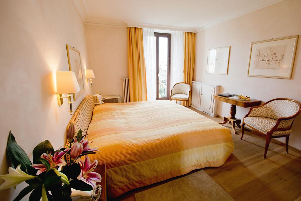 Small Double Room,776137636:JPEG