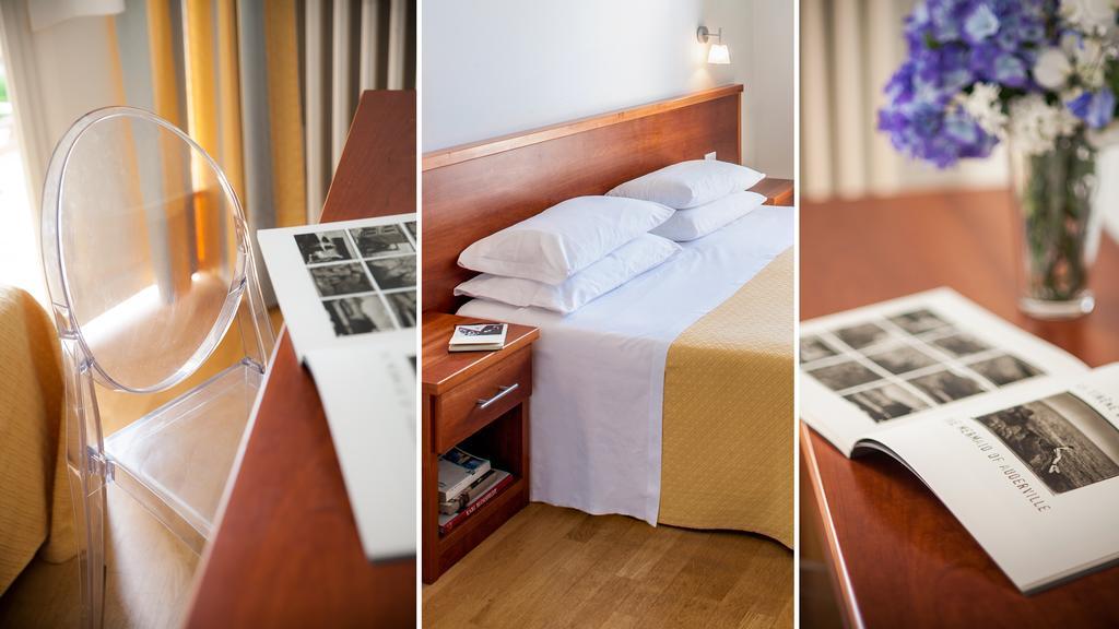 Doppel-/Zweibettzimmer mit seitlichem Meerblick
