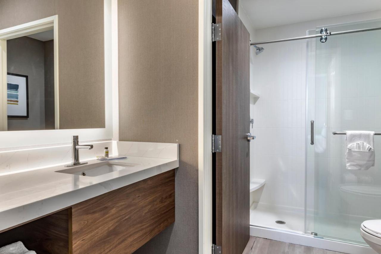 One-Bedroom Suite with King Bed - Non-Smoking